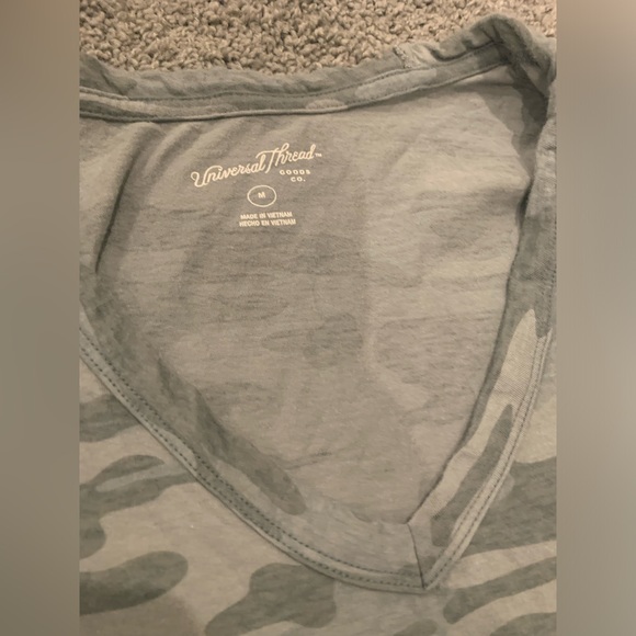 Vneck tshirt bundle. Size medium. - Picture 3 of 8